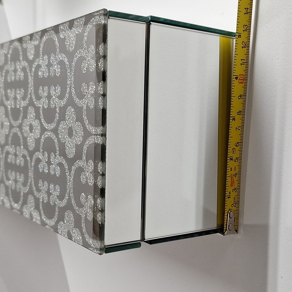 #AAO Mirrored jewelry box by cynthia Rowley - Picture 7 of 7